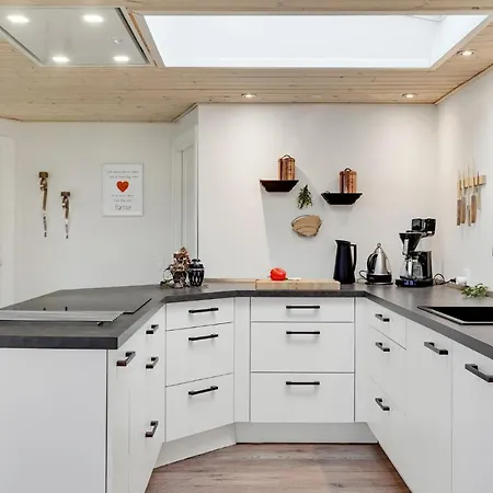3 Bedroom Lovely In Holiday home