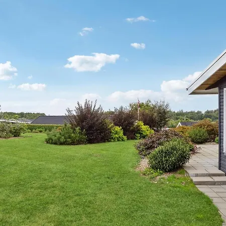 3 Bedroom Lovely In Holiday home Allingabro