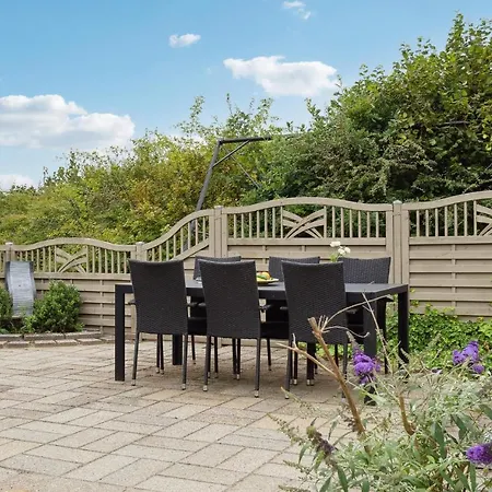 3 Bedroom Lovely In Holiday home